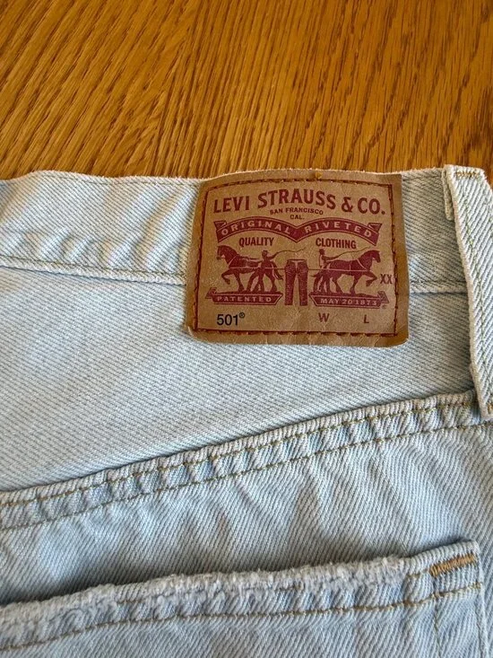 Levi's 501 Light Wash Button Fly Raw Hem Denim Jean Shorts Size 29 Waist / Size - Picture 4 of 7